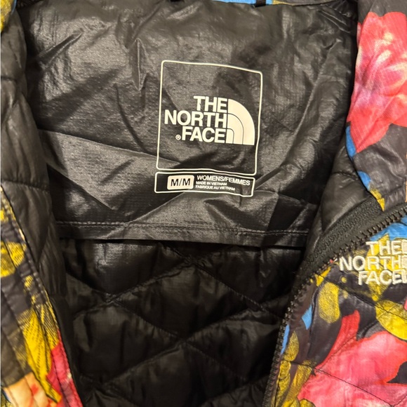 The North Face Women's Floral Vest - Black, Blue, Pink size medium - Picture 5 of 5
